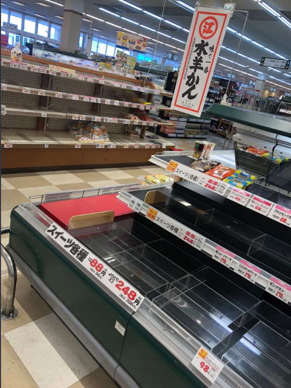 福井縣超市食物被搶購一空。網上圖片