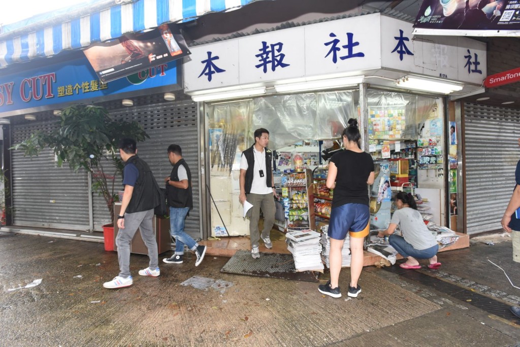 李姓女檔主與丈夫八年前接手經營報檔。