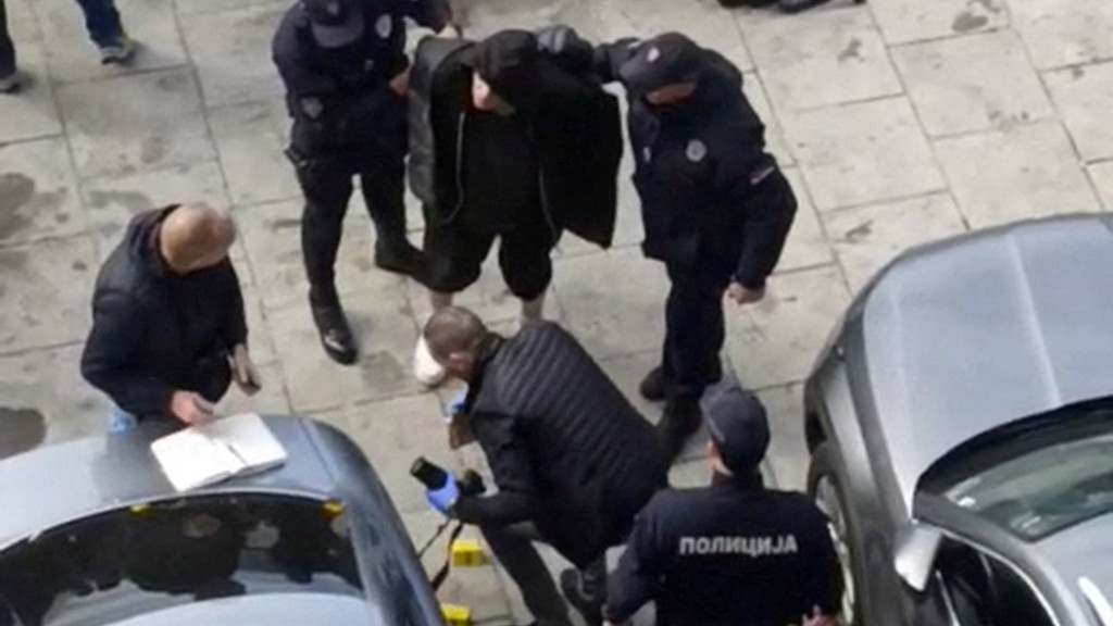 塞爾維亞議會外發生槍擊及縱火。 路透社 塞爾維亞議會外發生槍擊及縱火。 路透社