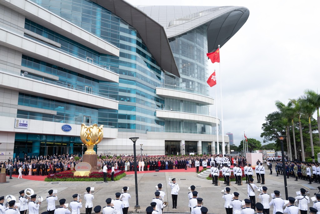 局长许正宇出席香港特区成立二十六周年升旗仪式和庆祝酒会。财经事务及库务局FB图片