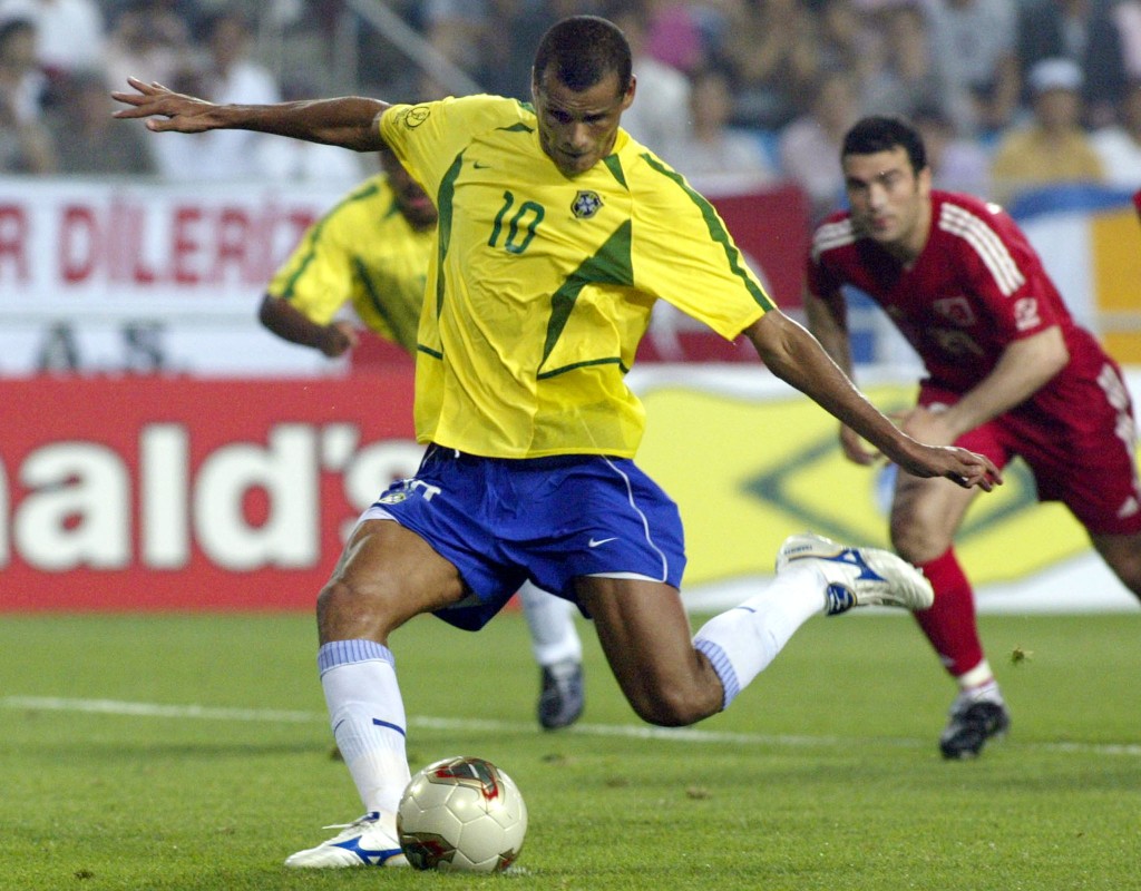巴西名宿李华度于九九年赢得金球奖，然后于〇二年世界杯与朗拿甸奴和朗拿度合组“3R”，助巴西夺冠。翌年，他再为AC米兰赢得欧联。Reuters资料图片