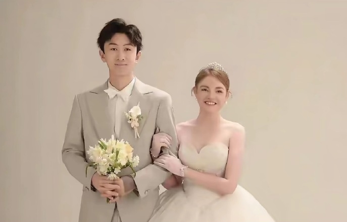 两人的结婚照。