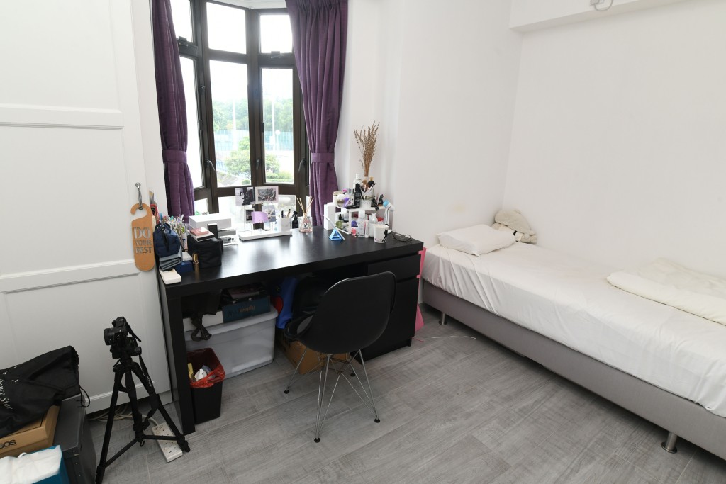 房間利用弧形窗台作書桌,善用空間。