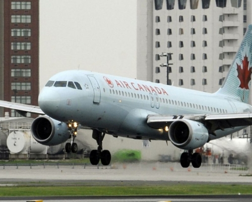加拿大航空客機滑行道當跑道降落，險撞4機。