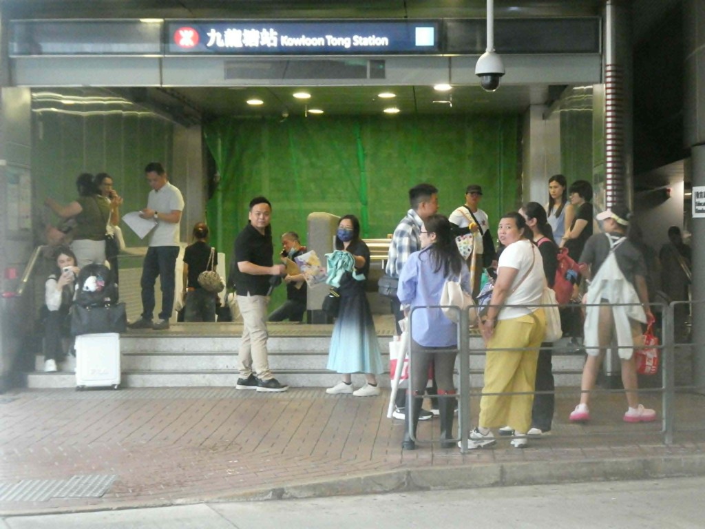 部分教育中心和學校亦在鄰近學位分配組的港鐵站出口向家長派傳單。歐文瀚攝 部分教育中心和學校亦在鄰近學位分配組的港鐵站出口向家長派傳單。歐文瀚攝