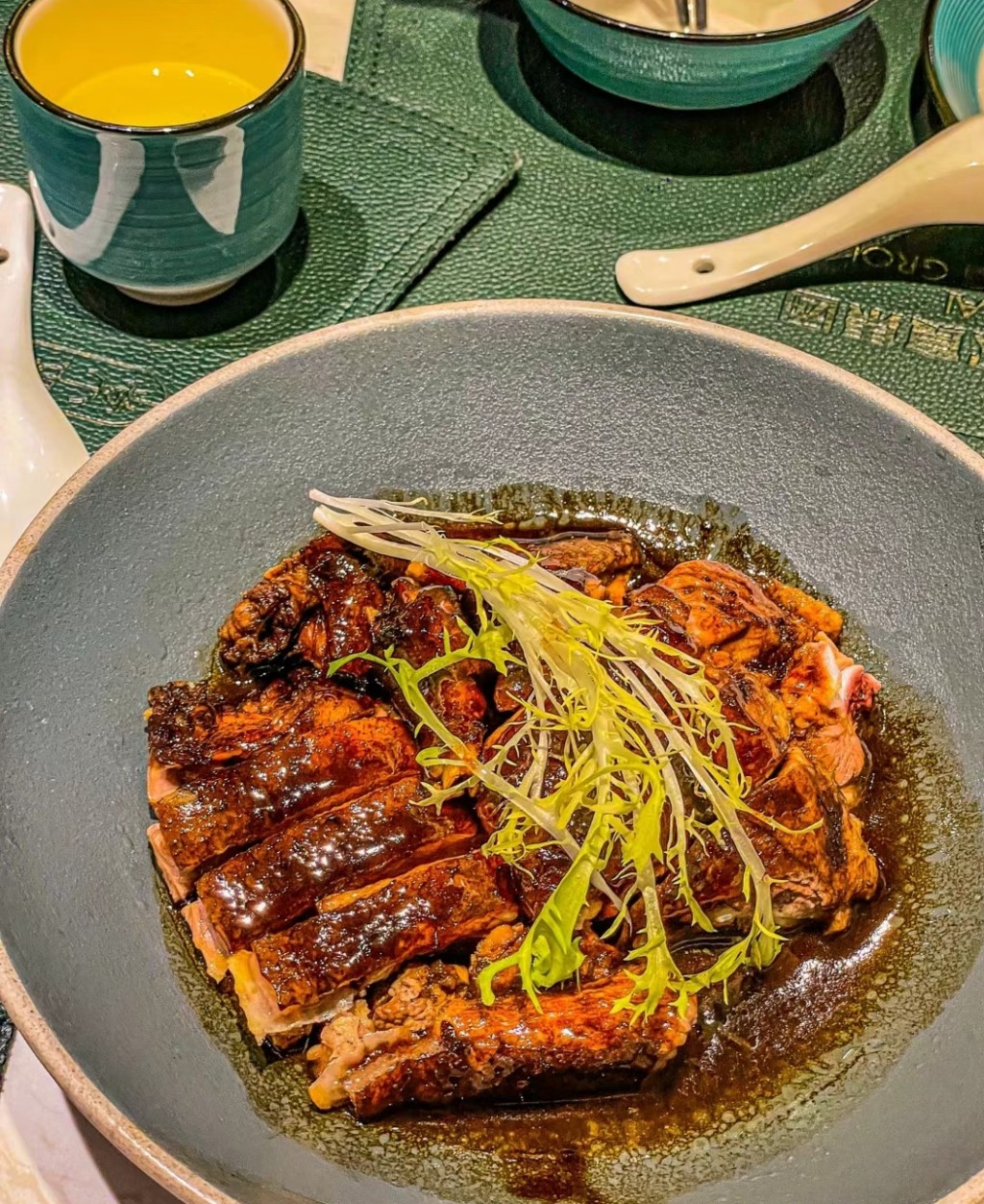 廣州常來小聚的美食有廣東名菜招牌碌鵝，滷得入味。（圖片來源：小紅書@VV人又餓了）