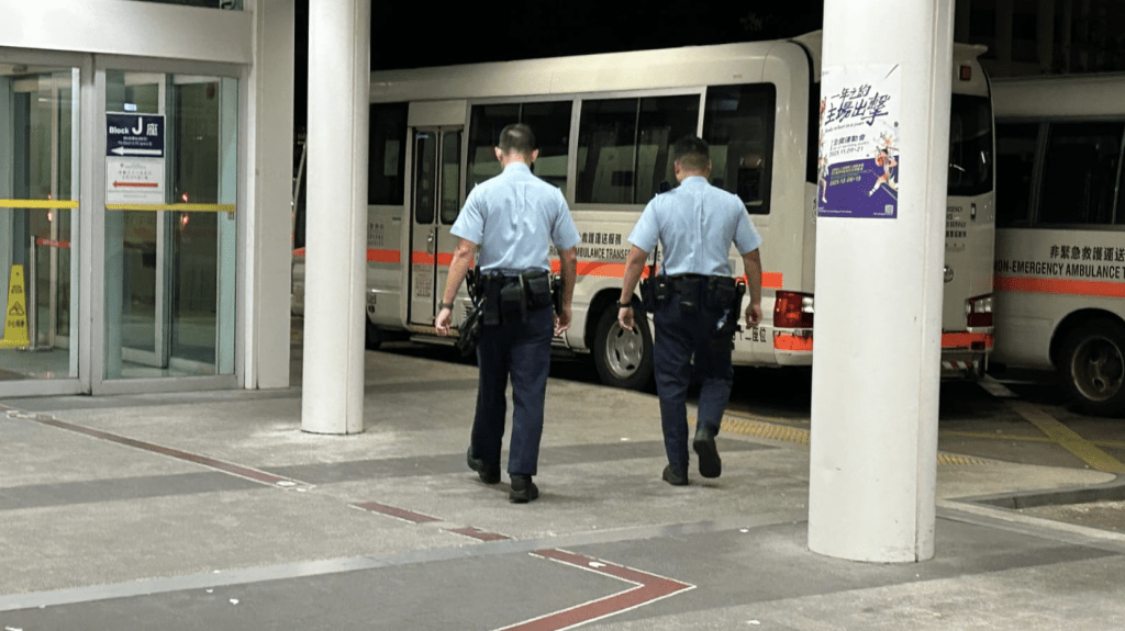 男事主由救護車送往伊利沙伯醫院進行搶救。蔡楚輝攝 男事主由救護車送往伊利沙伯醫院進行搶救。蔡楚輝攝