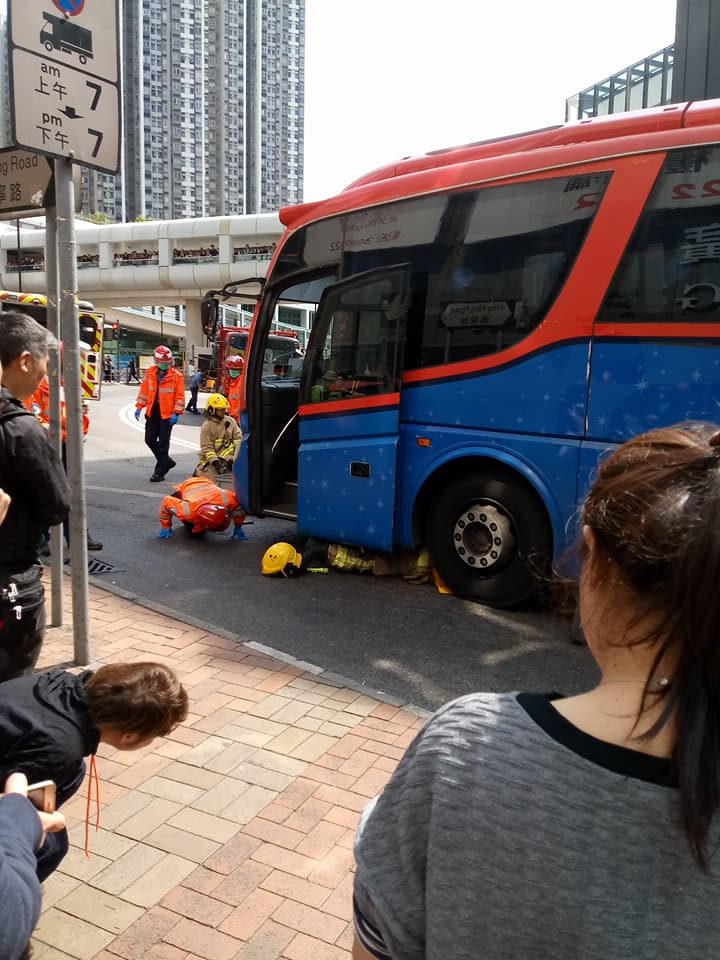 消防員爬入車底。網民Andy Ngan攝