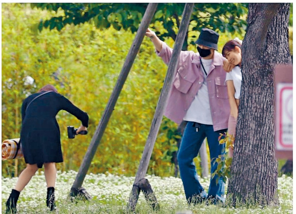 渡邊美優紀（右）被發現與男歌手花村想太拍拖，更傳好事近。