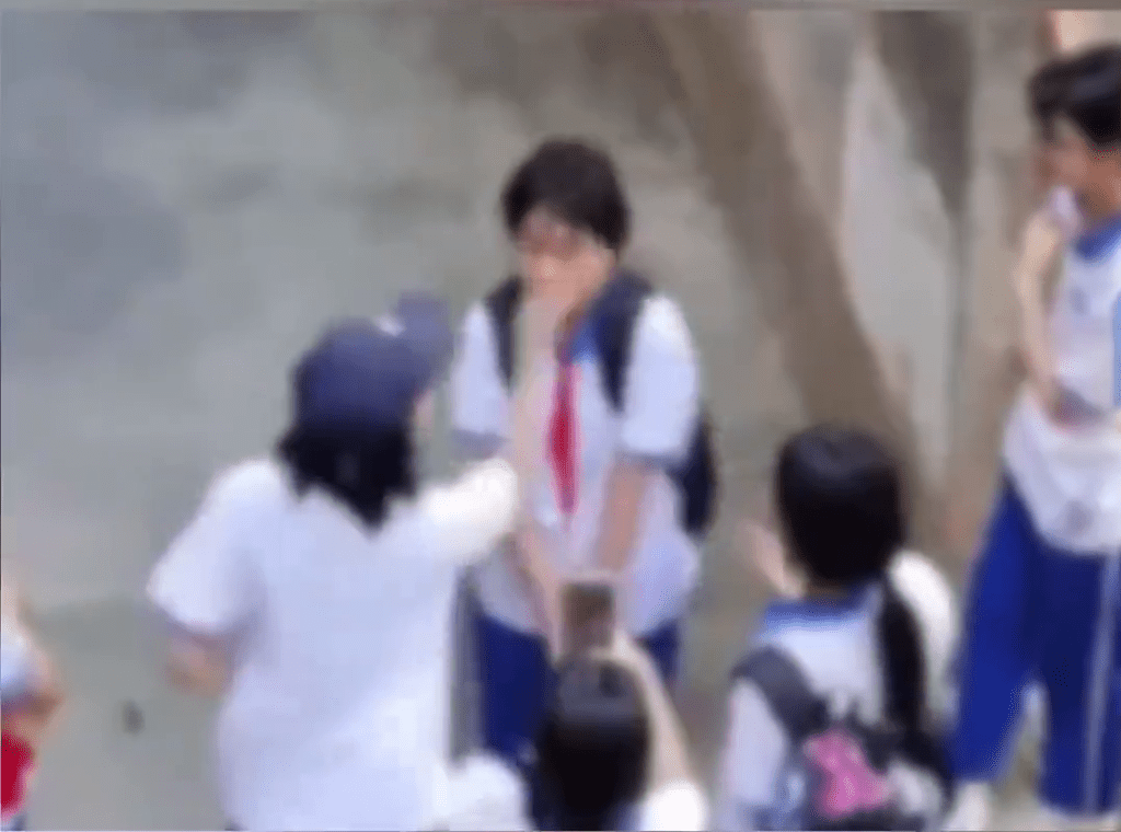 网片显示，女生被同窗们轮流掌掴。