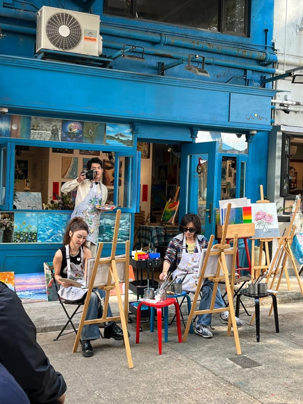 《嘉人自友约》共有六位女嘉宾，近日有网民见到刘嘉玲与薛凯琪在香港街头拍摄。