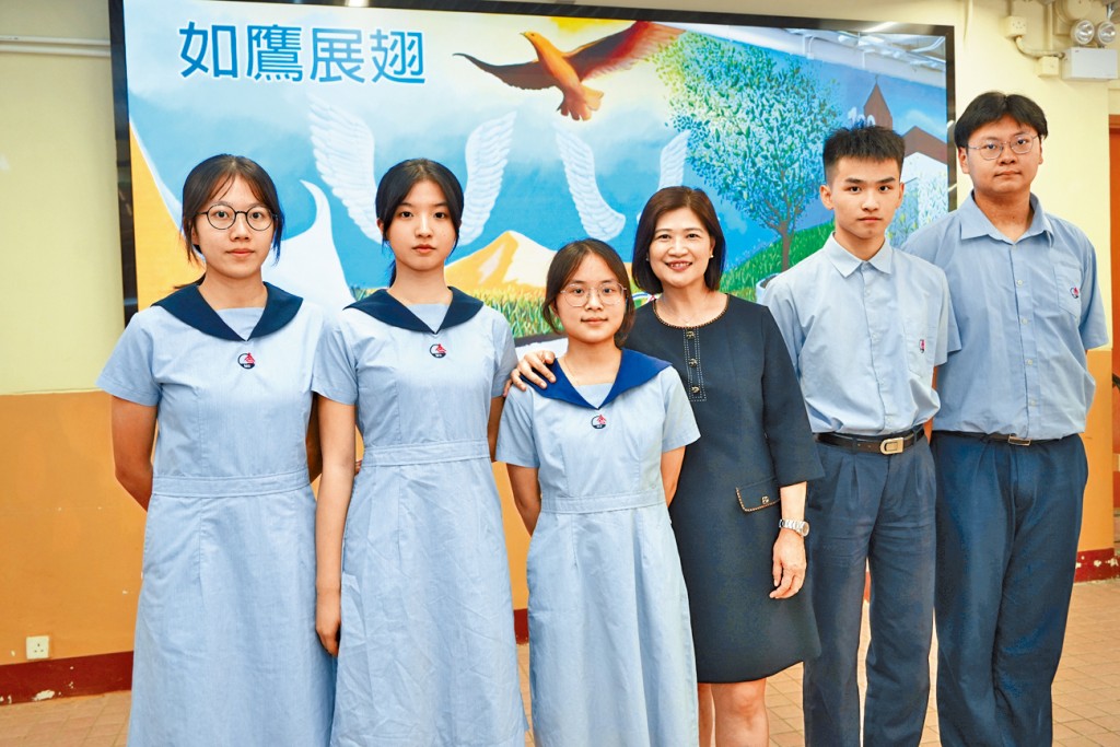 許華英（右三）表示，校園多媒體製作人訓練班不乏新來港學生參加，課程有助他們了解本港，適應本港生活。旁為參加訓練班的學生。