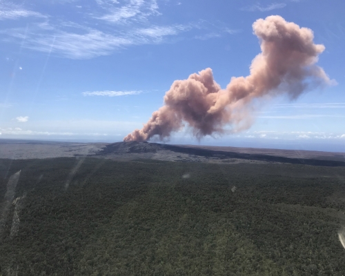 基拉韋厄火山噴出紅色火山灰。 AP