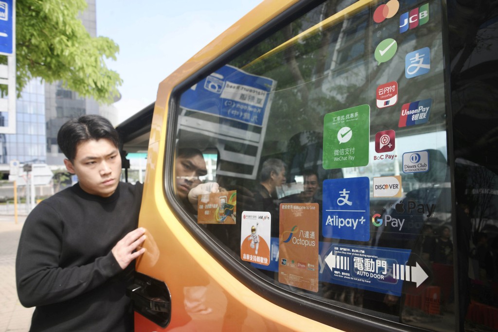 的士車窗指定位置會張貼貼紙展示所提供的電子繳費媒介，方便乘客識別。