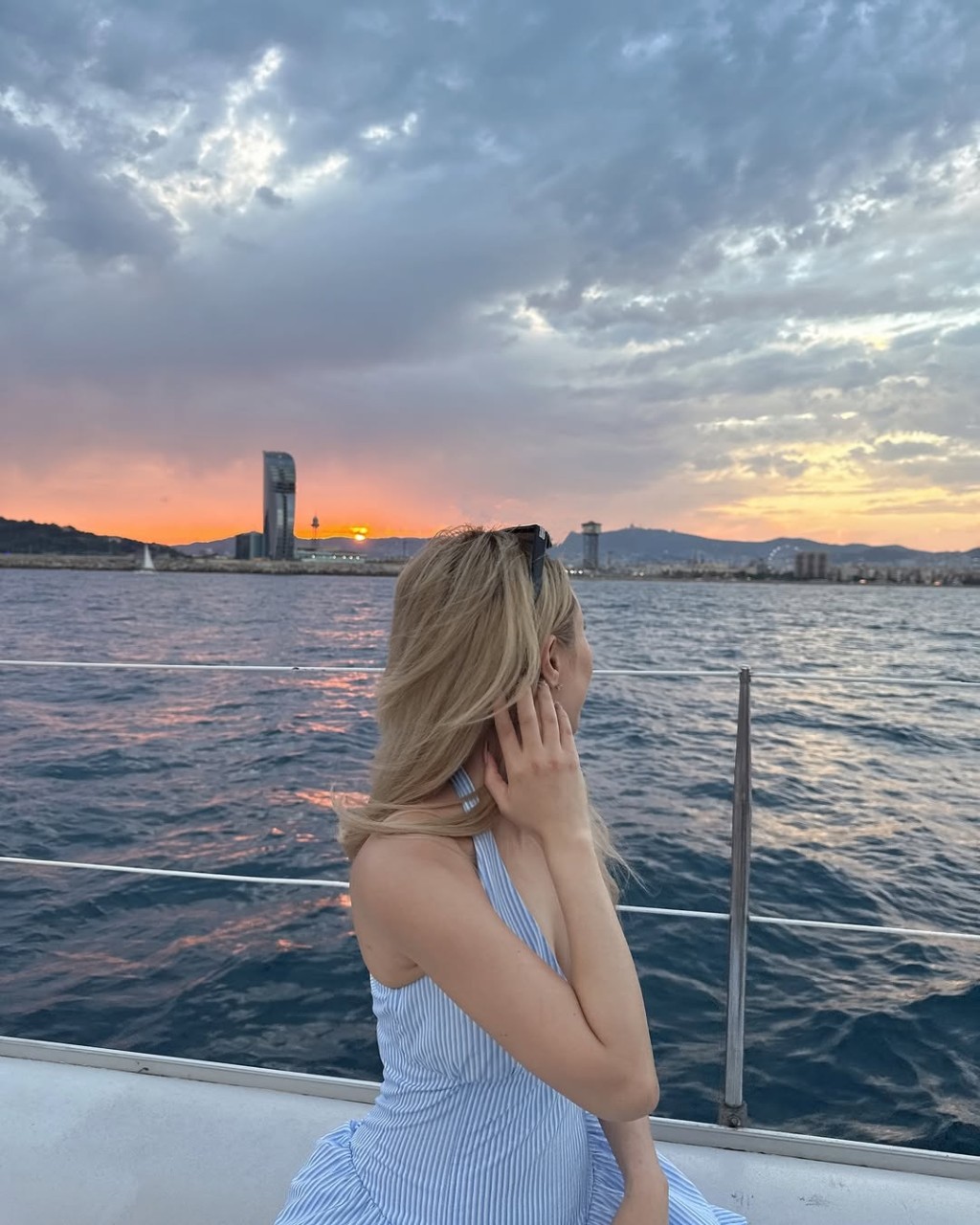譚嘉儀睇日落。 譚嘉儀睇日落。