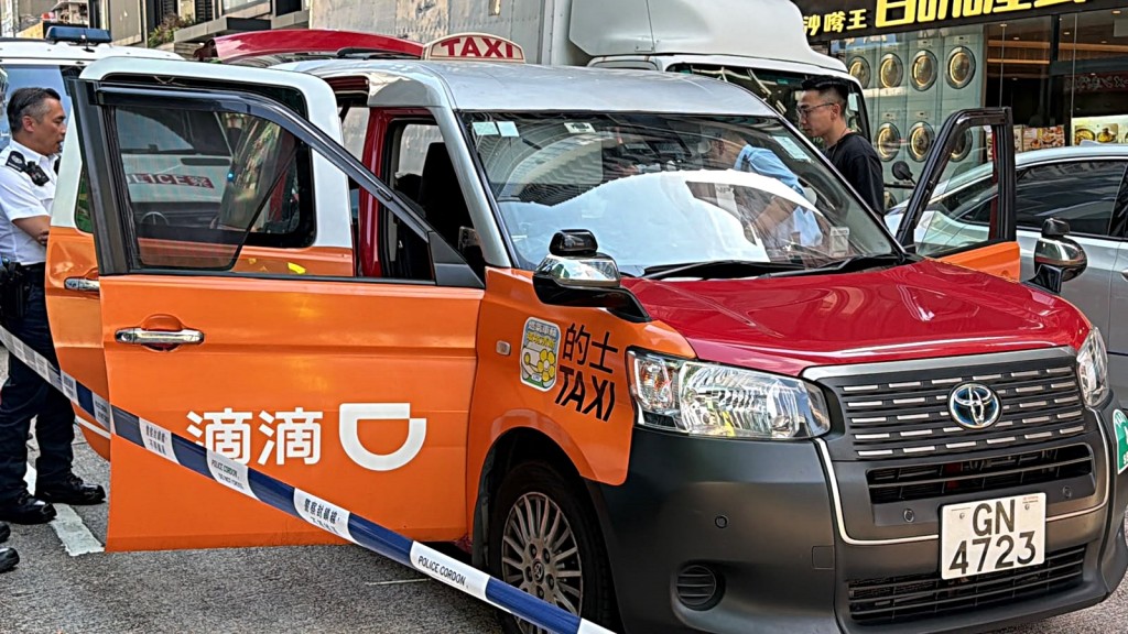 警員在車上搜查。劉漢權攝 警員在車上搜查。劉漢權攝
