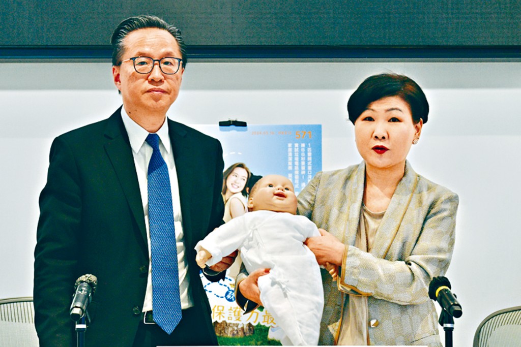 有11款婴幼儿衣物样本出现啪钮或钮扣脱落而产生小部件，未能符合欧洲玩具安全标准EN71-1的要求。