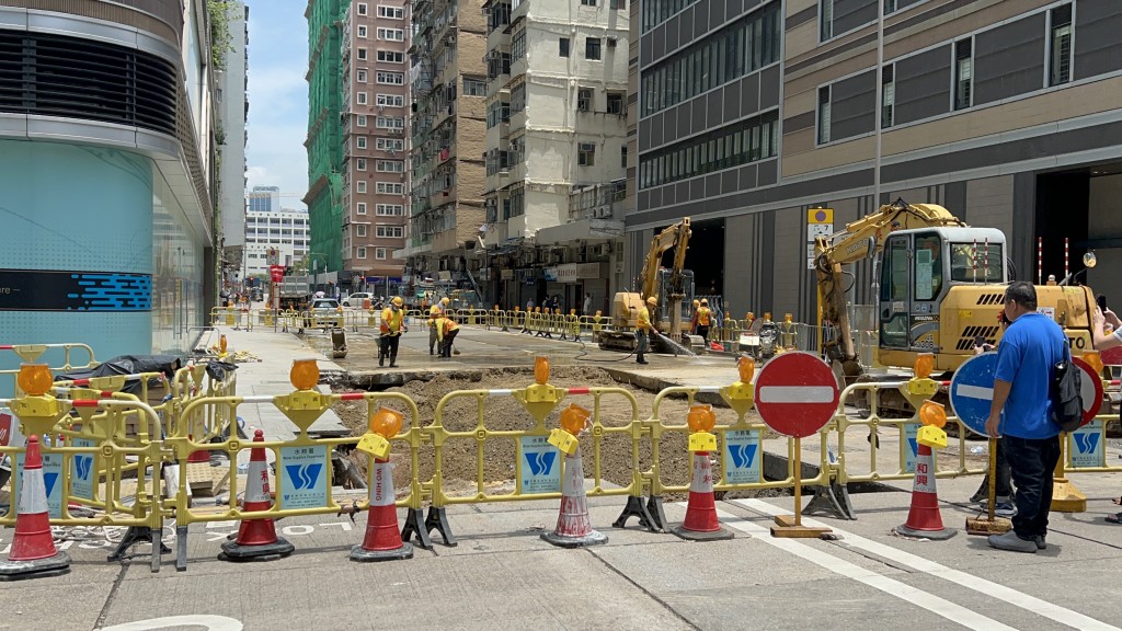 深水埗路陷｜海壇街經搶修後提早重開 政府料大雨加劇水土流失為主因之一 