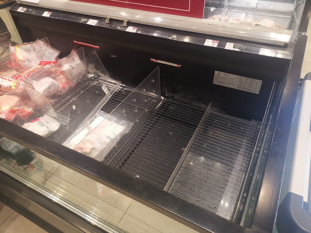 東涌一間超市的食品貨架近乎清空。FB「東涌居民關注組」圖片