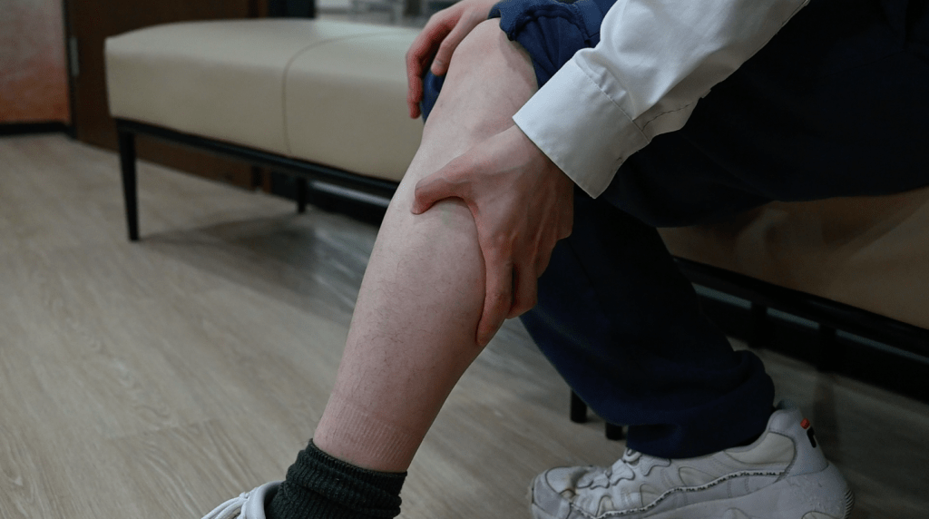 足三里穴：位於腿膝蓋骨外侧下方凹陷位往下约4指寬處。