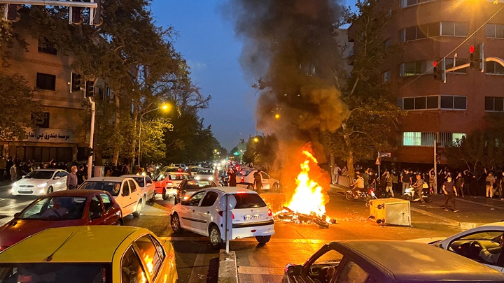 伊朗民眾就少女阿米尼死亡事件示威持續,近日再有防暴警被指性侵女學生再惹公憤。路透社資料圖片