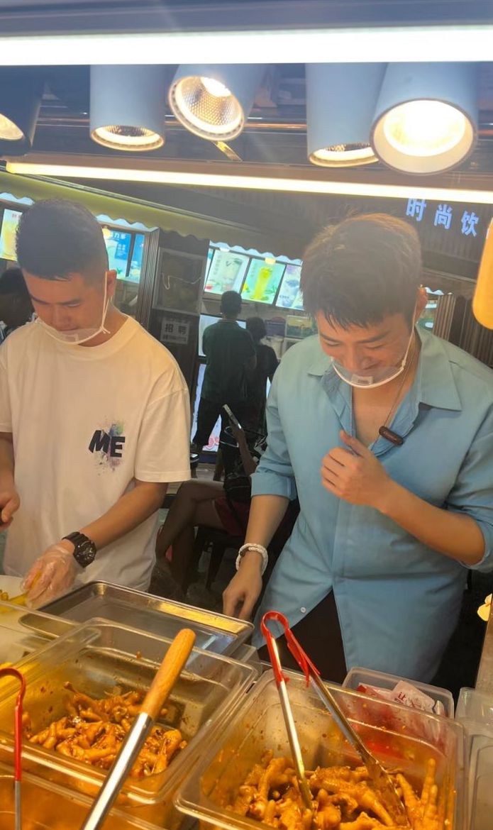 蔡淇俊日前被拍到在广州摆档卖凤爪。
