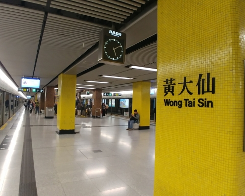 一名男子在港鐵黃大仙站一扶手電梯,以手提電話偷拍一名43歲女士裙底。 資料圖片