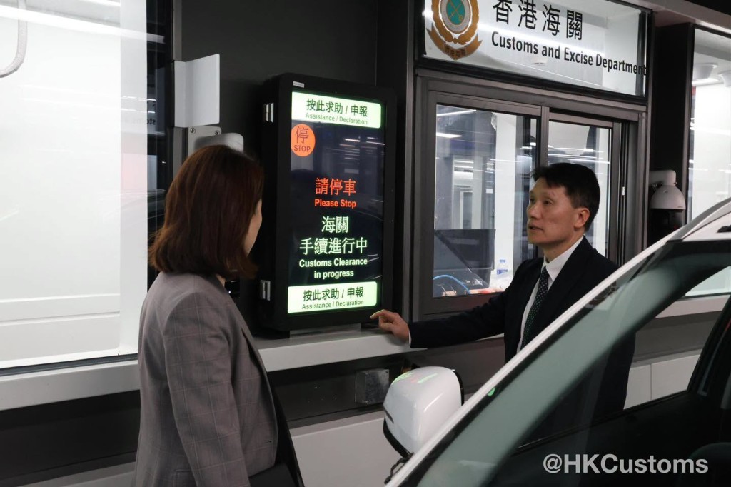 香港海關署理關長胡偉軍（右）前往「聯合一站式」車道視察各項車道測試。FB：香港海關