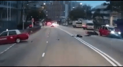 鐵騎士登時人車分離重創倒臥地上。車cam L（香港群組）FB網片