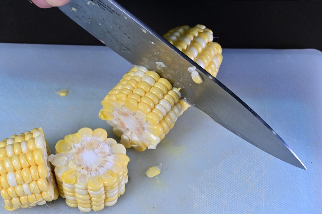 Step 3: 粟米洗淨及切件。 Rinse the corn and cut into pieces.
