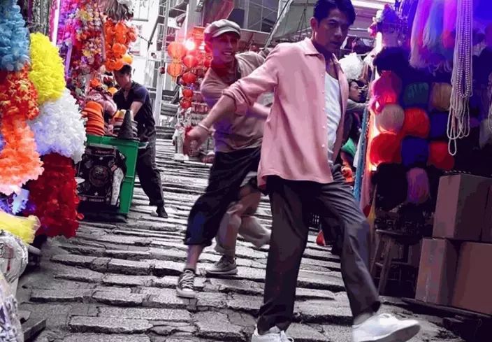 當時郭富城在中環石板街跳舞。