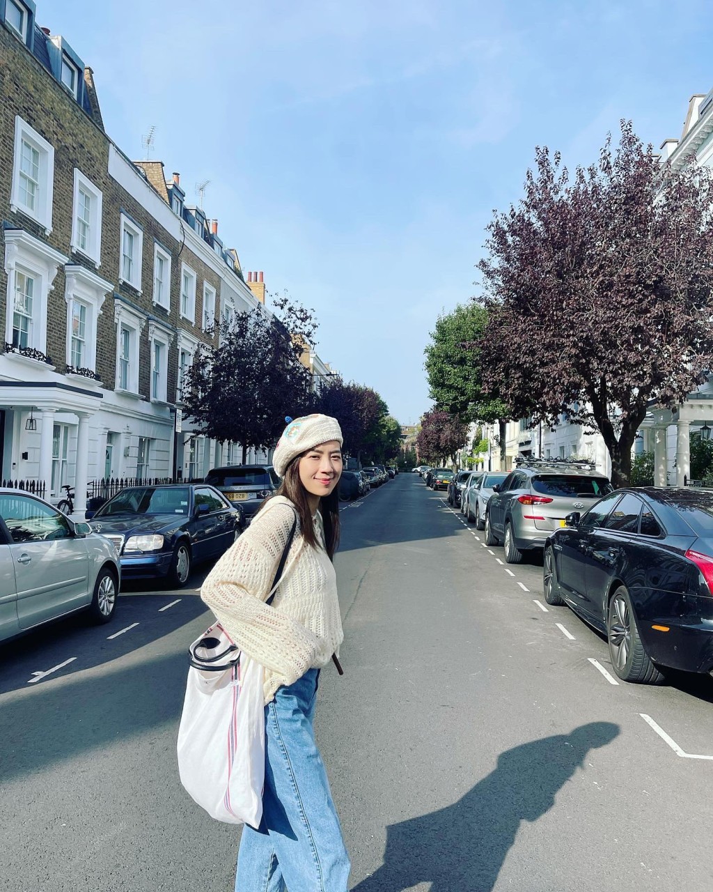 黄智雯于IG连晒多张于英国街头拍摄的照片。