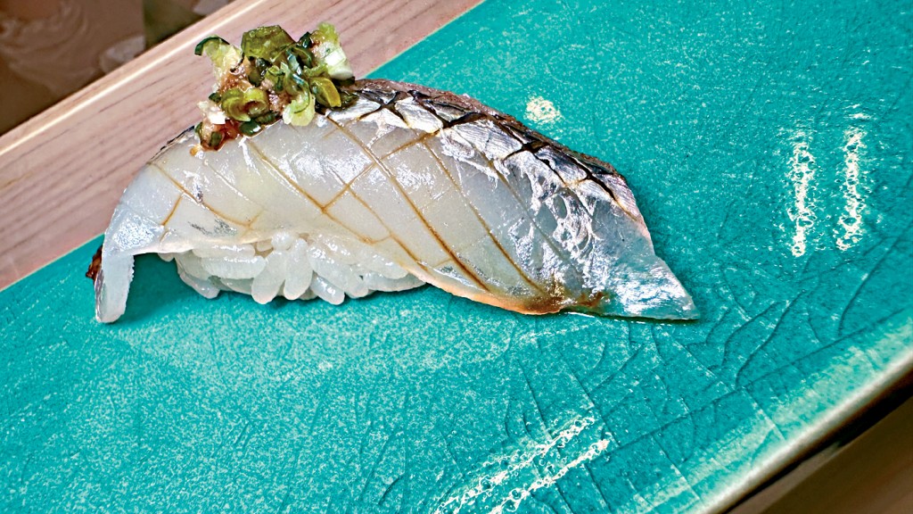 肉质鲜美，油脂丰富的小肌里寿司。