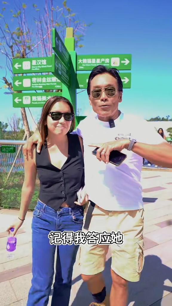 近日鄭浩南於抖音上載新片，他與19歲鄭喜文（左）罕有一同拍片。
