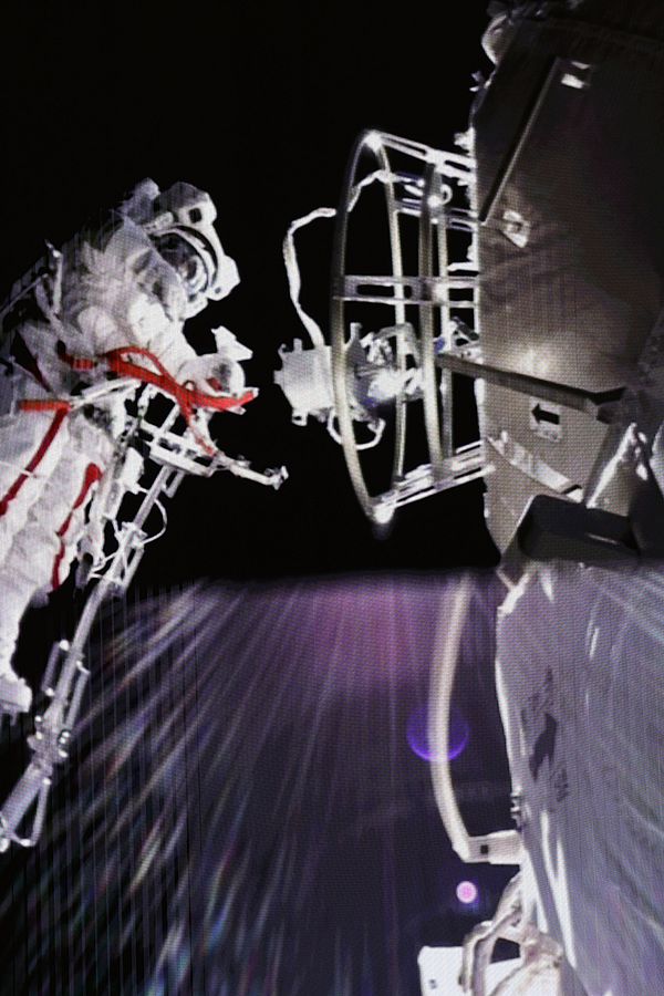2航天員成功首次出艙。新華社