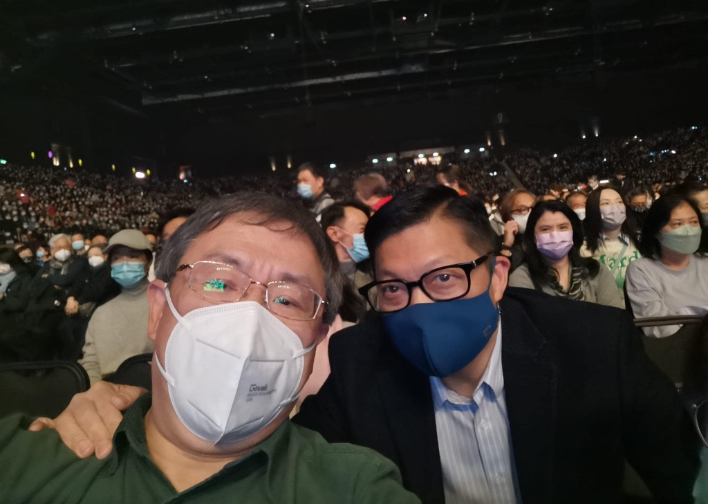卓永兴（左）在演唱会遇到保安局局长邓炳强（右）。卓永兴Facebook