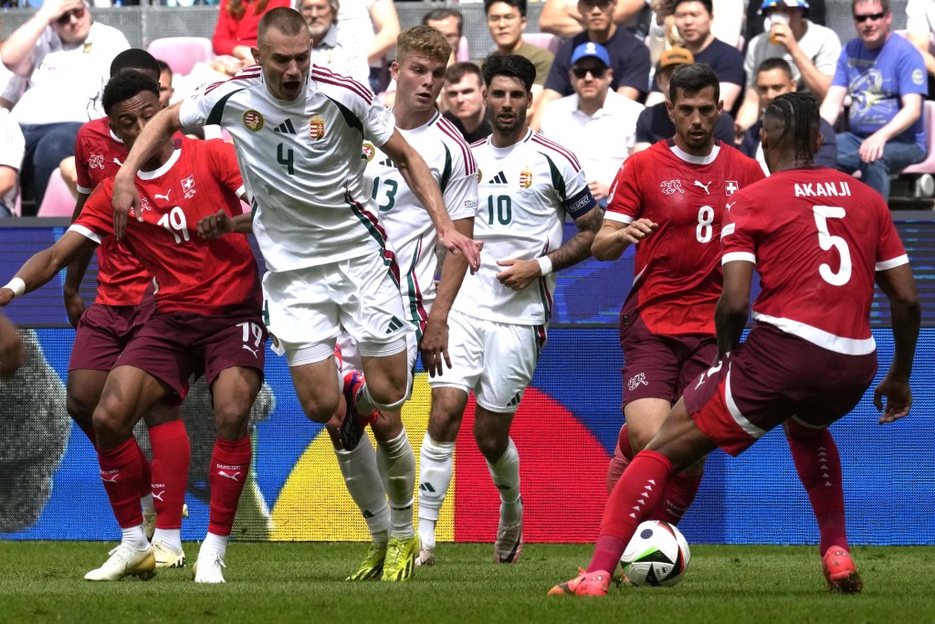 欧国杯A组瑞士(红衫)对匈牙利(白衫)。AP