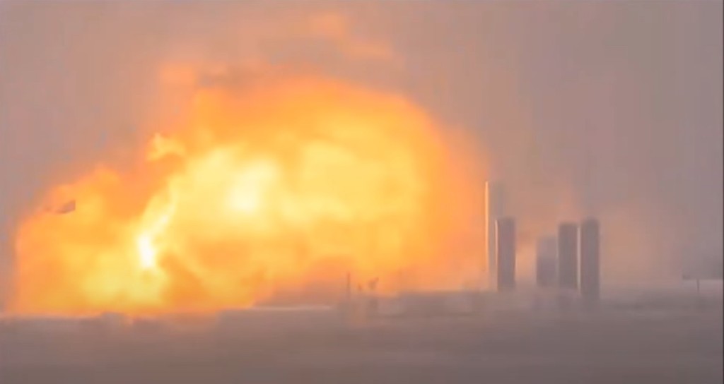 「星艦」發生爆炸。 影片截圖