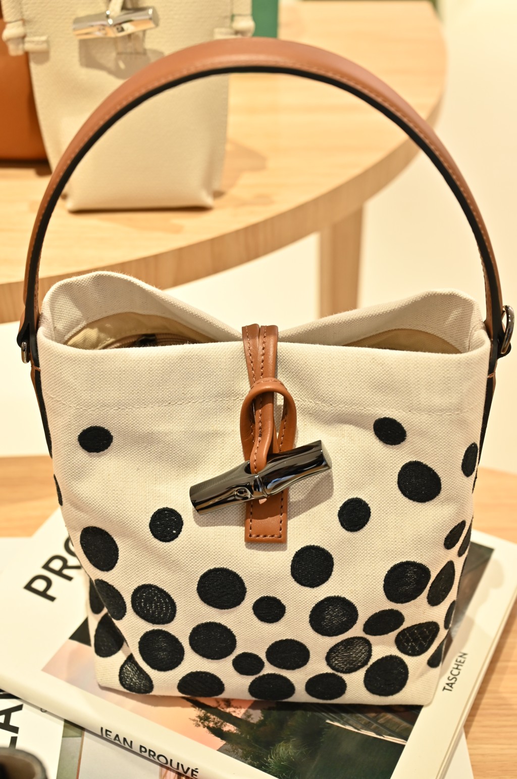 Roseau帆布手袋/$3,950。