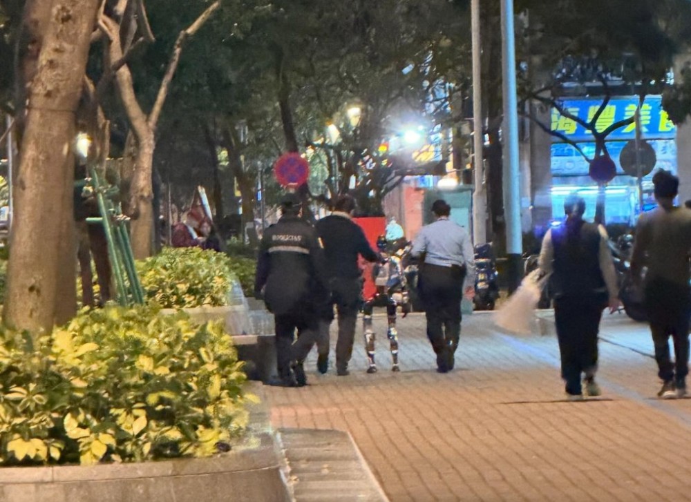 最後治安警到場,將操控者及機械人帶離現場。Threads:boxof_chocolate 最後治安警到場,將操控者及機械人帶離現場。Threads:boxof_chocolate