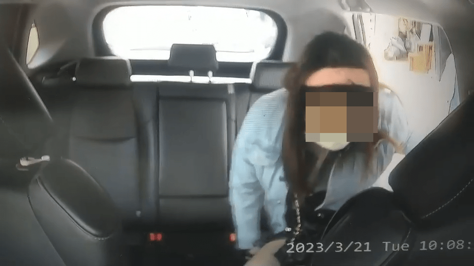 台灣傳媒引述的士司機表示，當時完全不知道女子已盜取他車中物件。