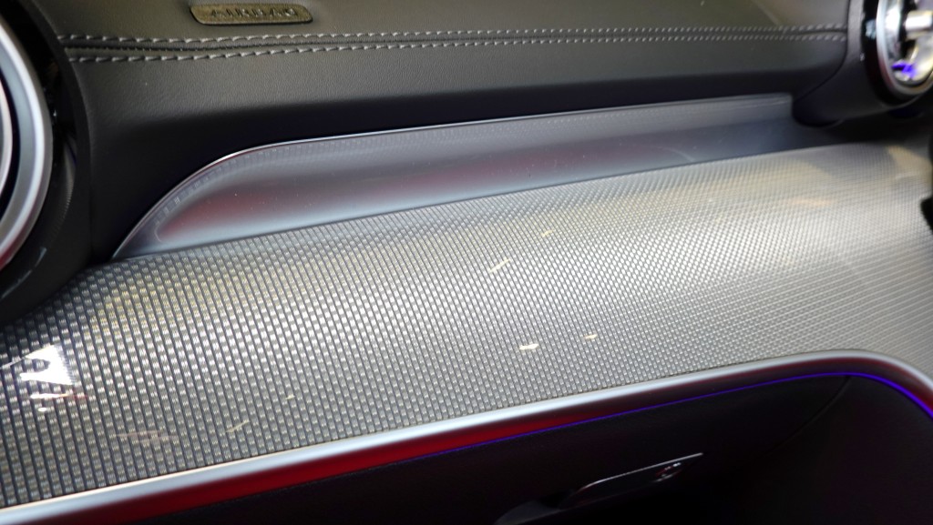 平治全新CLE開篷轎跑車，車廂以深淺色鍍鉻面板裝飾。