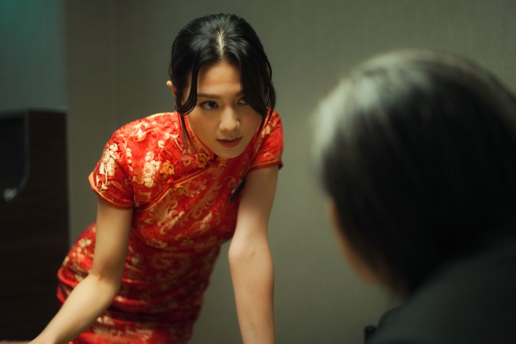 「風姿搖拽女人着住旗袍,大家都覺得佢係性感尤物,佢笑面迎人去迎賓……」劇本這個描述,確實非Chrissie莫屬。