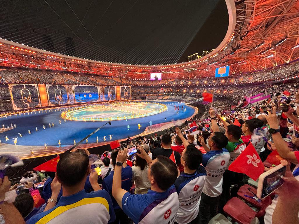 香港纪律部队杭州亚运会体育文化交流团一行人亲身参与开幕礼，形容现场气氛震撼。保安局FB
