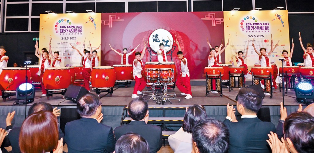 滬江小學鼓樂團表演《星辰》為典禮揭開序幕。氣勢磅礡,餘音繞樑。 滬江小學鼓樂團表演《星辰》為典禮揭開序幕。氣勢磅礡,餘音繞樑。