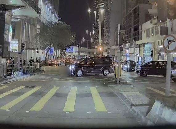 七人車未有轉右。fb車cam L（香港群組）Arthur Chan影片截圖