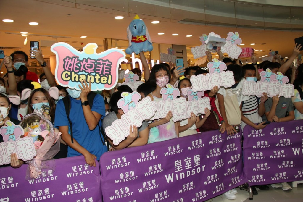 大批粉丝到场支持偶像。