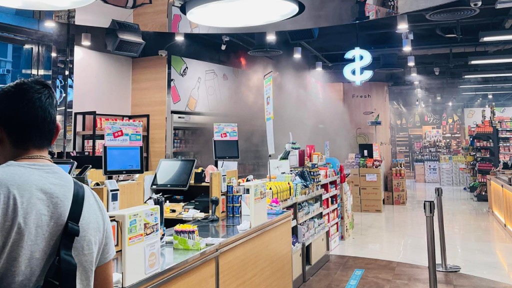 屯門V City超市起火 煙霧瀰漫顧客疏散。屯門友FB專頁