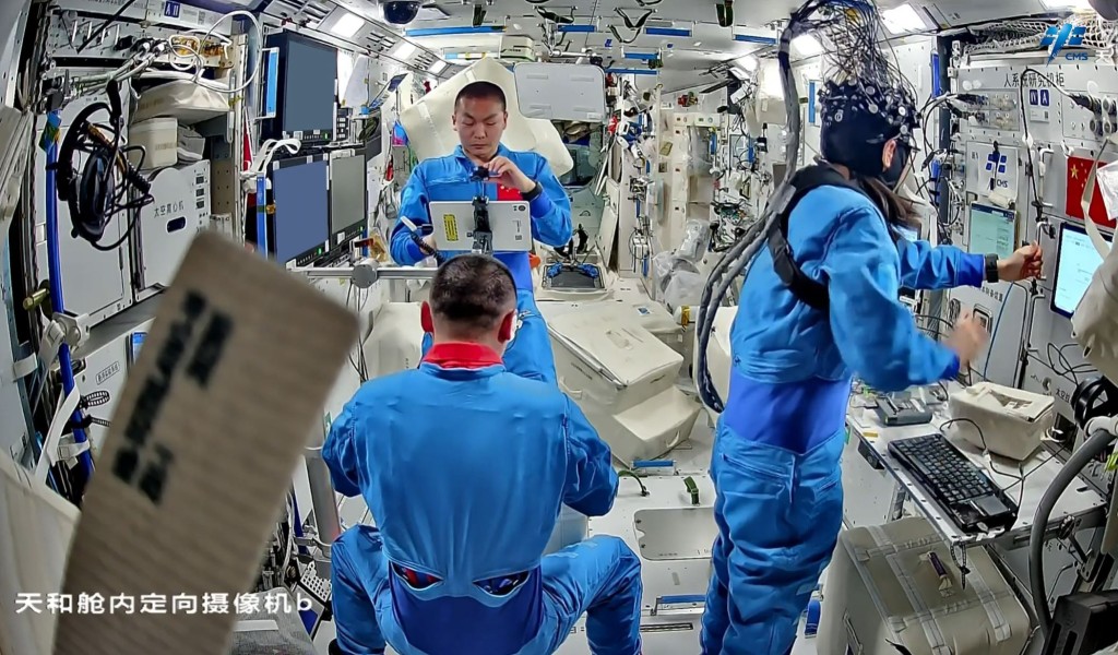 港产太空人黎家盈在空间站与两位拍档忙于进行各种科学实验。载人航天小喇叭