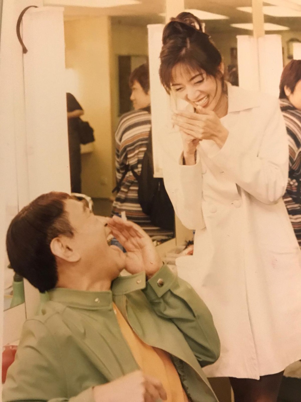 梅姐同羅記在化妝間等出埸,兩人笑話講不停。